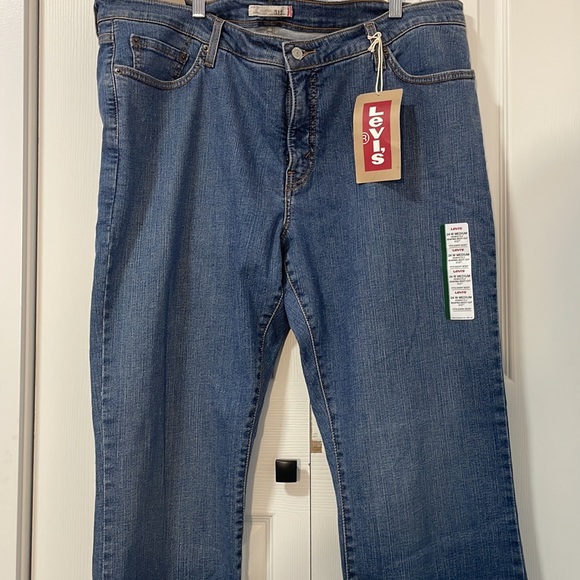 New Levis medium perfectly shaping boot cut 512’ - Picture 3 of 3